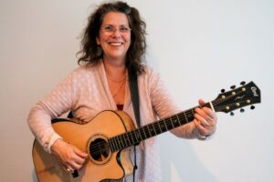 Marie Pascale Gräbener mit Gitarre