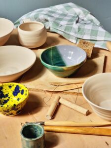 Ein Tisch mit getöpferten Schalen