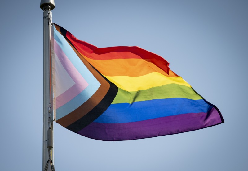 Eine im Wind wehende Regenbogen-Fahne
